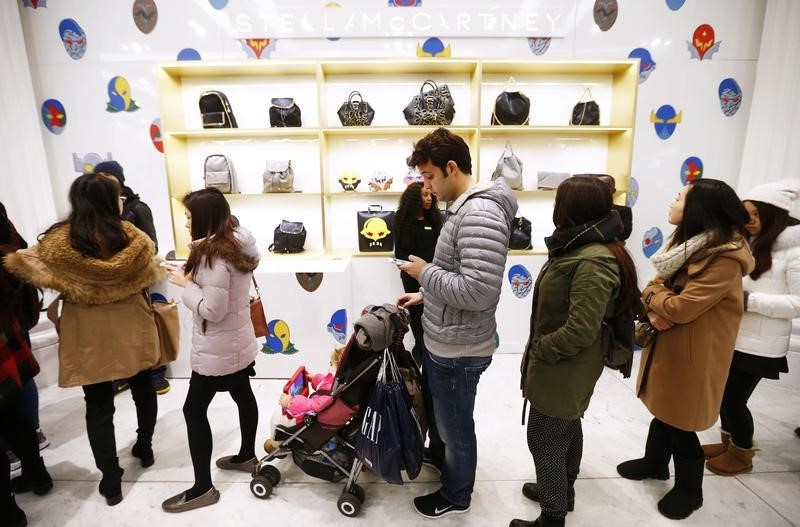 © Reuters. Shoppers queue outside the Stella McCartney handbag stall at Selfridges department store on the first day of their sales, in central London