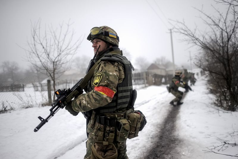 © Reuters. Ukrainian servicemen patrol Orekhovo village