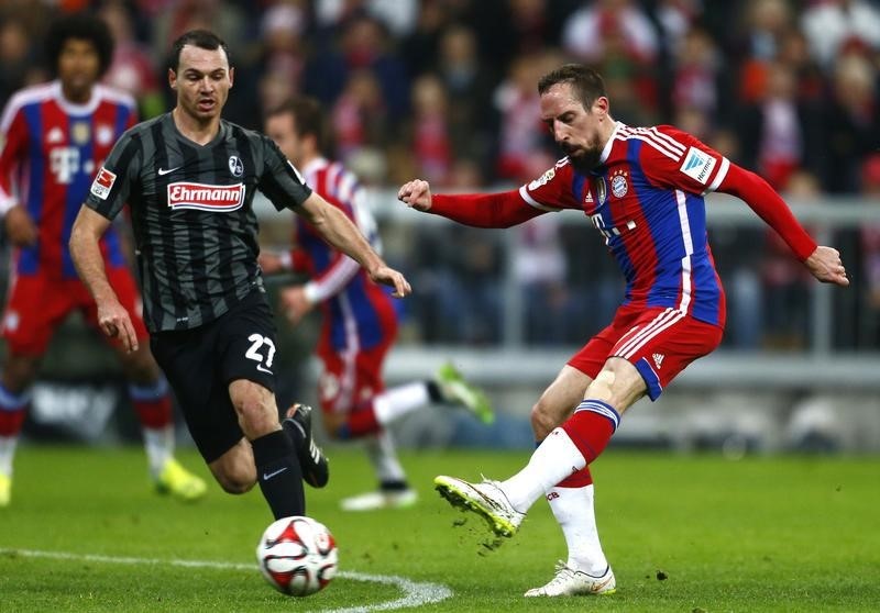 © Reuters. Bayern Munich's Ribery fights for the ball with Freiburg's Hoefler during their German first division Bundesliga soccer match in Munich