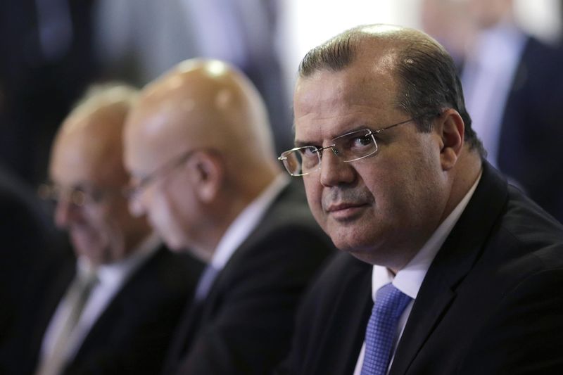 © Reuters. Presidente do Banco Central, Alexandre Tombini, durante reunião ministerial em Brasília