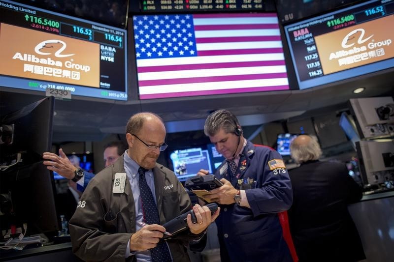 © Reuters. Traders work by the post that trades Alibaba on the floor of the New York Stock Exchange