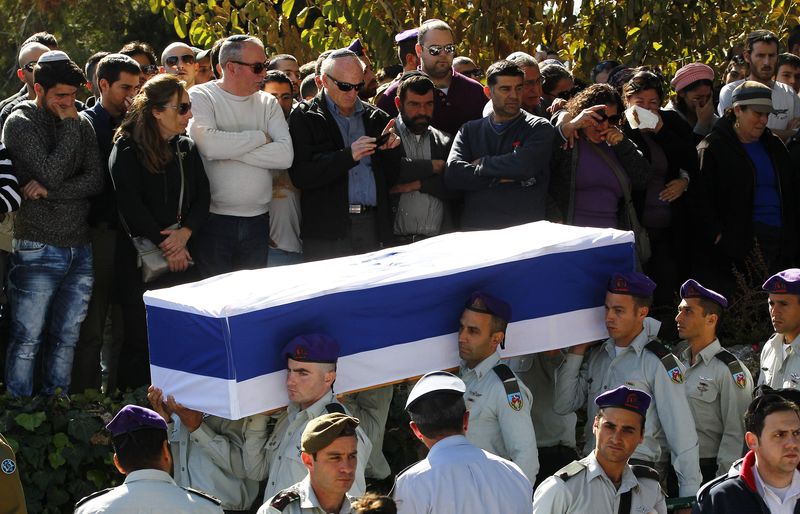 © Reuters. Soldados israelenses levam caixão de militar morto em ataque do Hezbollah na fronteira com o Líbano