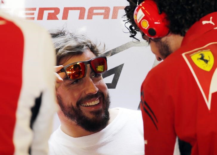 © Reuters. Ferrari Formula One driver Fernando Alonso of Spain reacts in the pit during the first practice session of the Abu Dhabi F1 Grand Prix at the Yas Marina circuit in Abu Dhabi