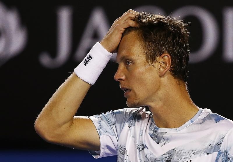 © Reuters. Berdych of Czech Republic reacts during his men's singles semi-final match against Murray of Britain at the Australian Open 2015 tennis tournament in Melbourne