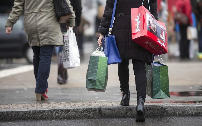 © Reuters. People carry bags outside a shopping mall on the last day of Christmas shopping in Berlin