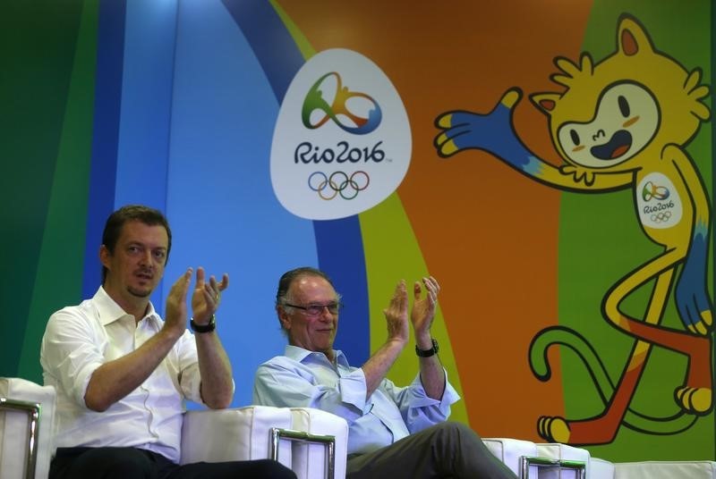 © Reuters. The President of the Brazilian Olympic Committee and head of the Rio 2016 Olympic Games Nuzman and President of the Brazilian Paralympic Committee Parsons, attend the presentation of the Olympic mascots in Rio de Janeiro