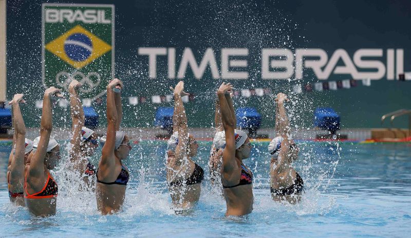 © Reuters. Members of the Russian synchronized swimming team attend a training camp at the Maria Lenk Aquatic Center in Rio de Janeiro