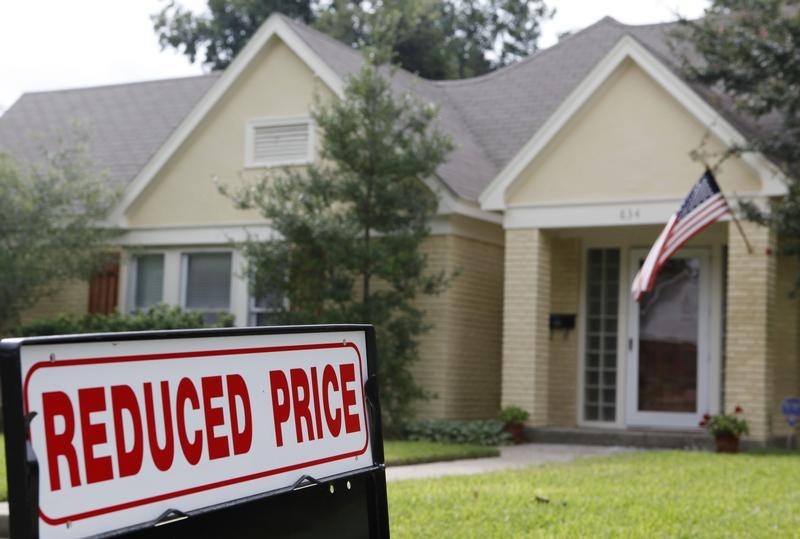 © Reuters. An advertisement for a reduced price is seen outside of a home for sale in Dallas