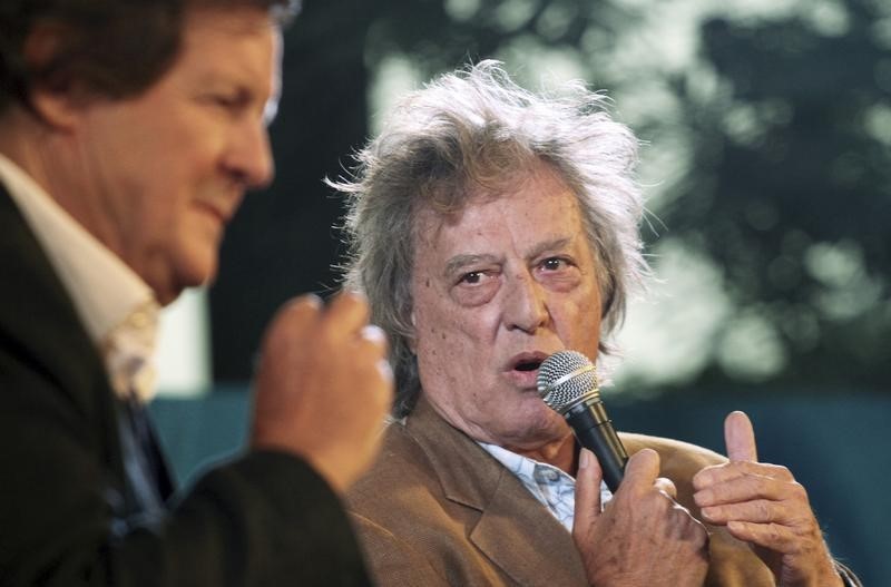 © Reuters. British playwright Stoppard speaks as British director Hare watches during the annual Literature Festival in Jaipur