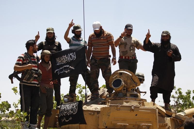 © Reuters. القاعدة في سوريا تهاجم مقاتلي معارضة يدعمهم الغرب