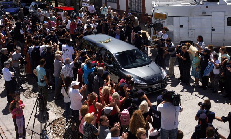 © Reuters. Carro fúnebre com corpo de promotor argentino chega a cemitério