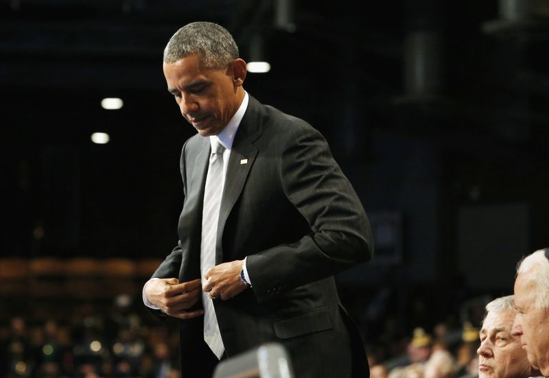 © Reuters. Obama stands up to deliver remarks at the armed services farewell in honor of Hagel at Joint Base Myer-Henderson Hall in Virginia