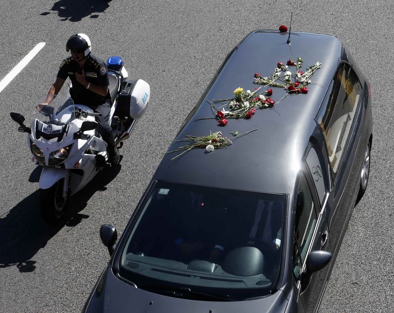 © Reuters. The hearse with the remains of late Argentine prosecutor Alberto Nisman travels to the cemetery in Buenos Aires