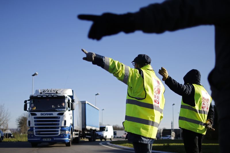 © Reuters. LE DIALOGUE A REPRIS ENTRE ORGANISATIONS SYNDICALES ET PATRONALES DU TRANSPORT ROUTIER