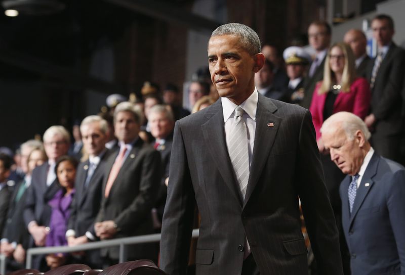 © Reuters. Obama and Biden arrive at the armed services farewell in honor of Hagel in Virginia