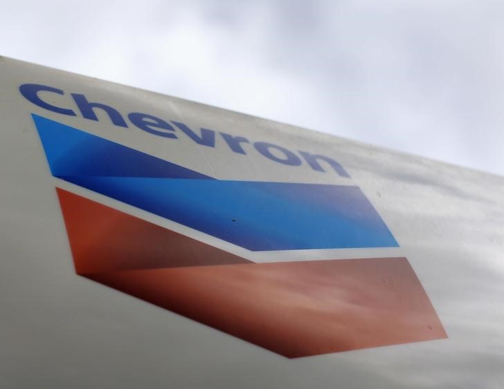 © Reuters. A Chevron gas station sign is shown at one of their retain gas stations in Cardiff, California