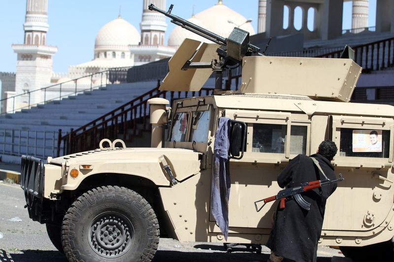 © Reuters. Combatente houthi no lado de fora do palácio presidencial em Sanaa