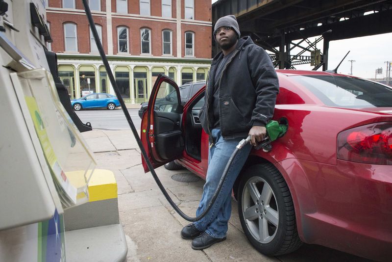 © Reuters. Man gets gasoline at a BP station in St. Louis, Missouri