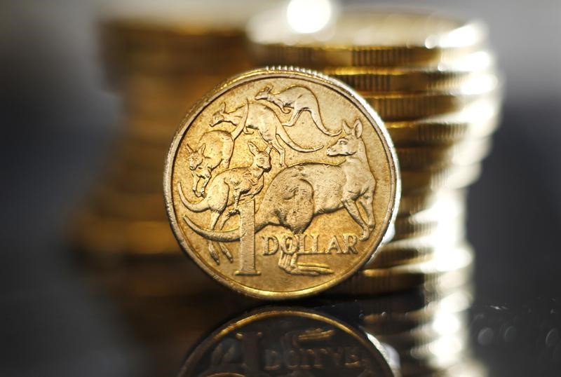 © Reuters. Монеты номиналом 1 австралийский доллар