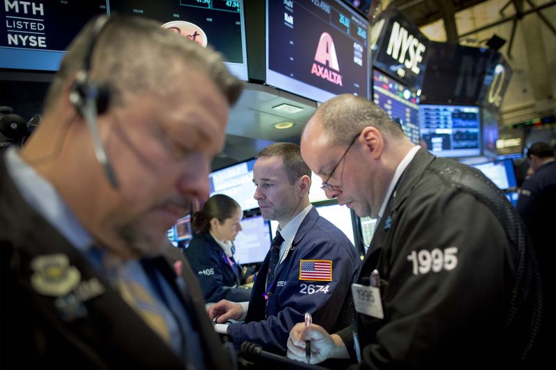 © Reuters. Трейдеры на фондовой бирже в Нью-Йорке 