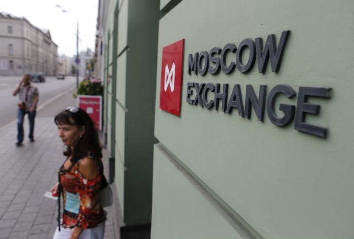 © Reuters. Женщина выходит из здания Московской биржи 