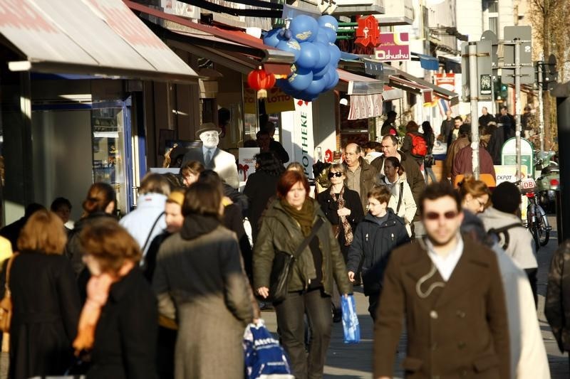 © Reuters. Shoppers stroll along Wilmersdorfer Strasse in west Berlin