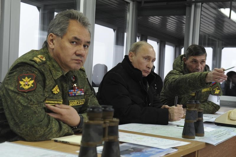 © Reuters. Russia's President Putin, Defence Minister Shoigu and head of Russian army's main department of combat preparation Buvaltsev watch military exercises at Kirillovsky firing ground in Leningrad region