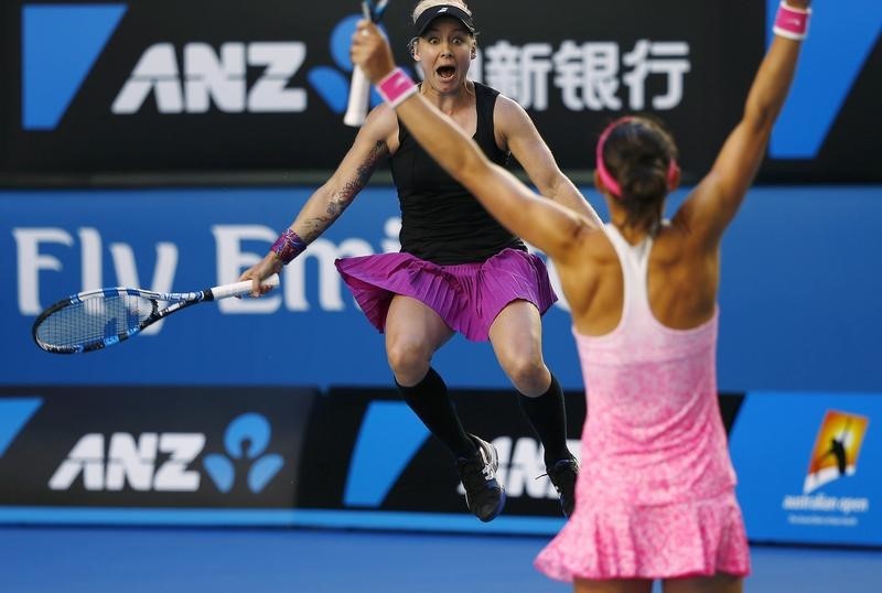 © Reuters. Mattek-Sands of the U.S. and Safarova of Czech Republic celebrate defeating Zheng of China and Chan of Taiwan to win their women's doubles final match at the Australian Open tennis tournament in Melbourne  