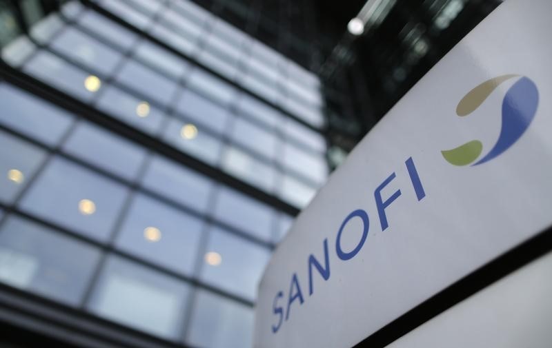 © Reuters. A logo is seen in front of the entrance at the headquarters of French drugmaker Sanofi in Paris