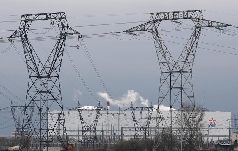 © Reuters. EDF ENVISAGERAIT DEUX OPTIONS POUR NE PAS FERMER COMPLÈTEMENT LA CENTRALE DE FESSENHEIM