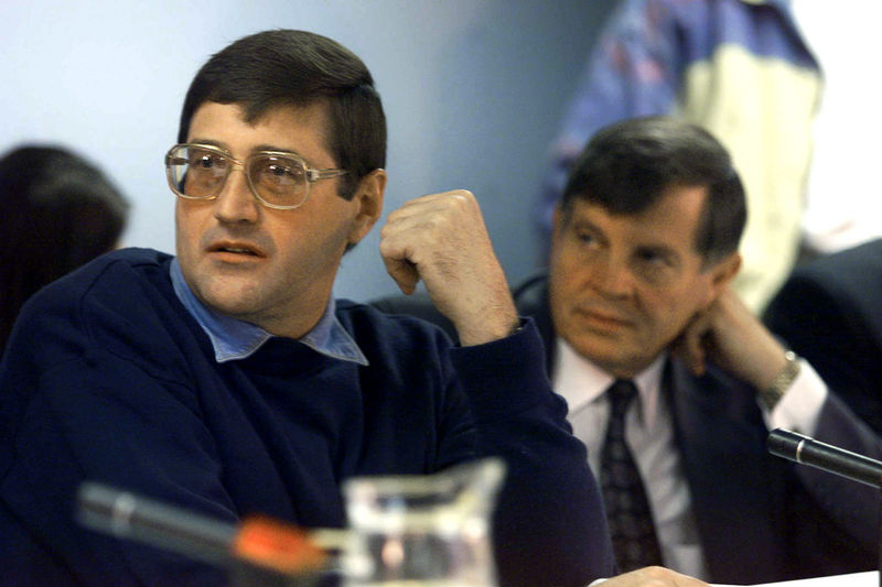 © Reuters. File photo of apartheid death-squad leader Eugene de Kock appearing before the Truth And Reconciliation Commission (TRC) amnesty hearing in Pretoria