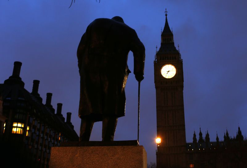 © Reuters. The statue of Britain's former Prime Minister Winston Churchill is silhouetted in front of the Houses of Parliament in London