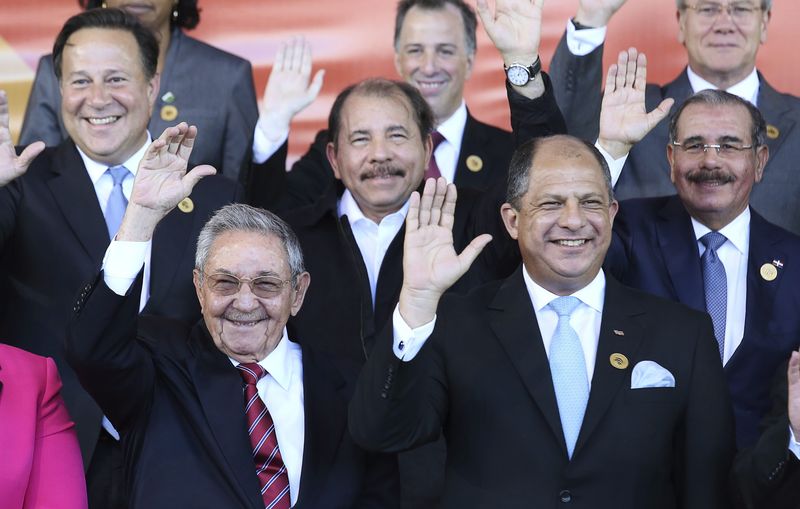 © Reuters. Raúl Castro e outros líderes de países da Celac posam para foto oficial de cúpula na Costa Rica