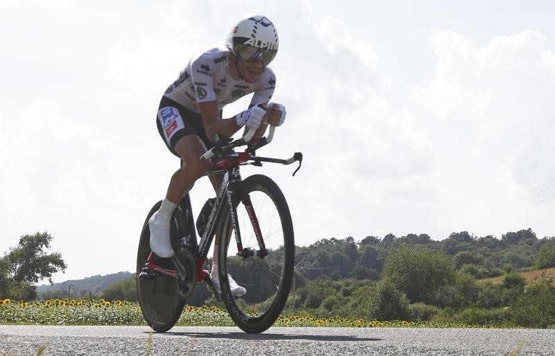 © Reuters. FDJ.fr team rider Thibaut Pinot of France cycles during the 54-km individual time trial 20th stage of the Tour de France cycling race