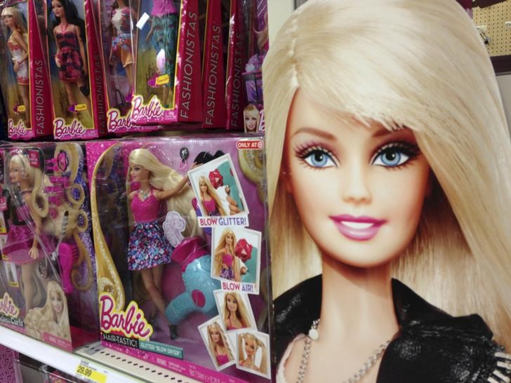 © Reuters. Куклы Barbie в отделе игрушек магазина в Энсинитасе, Калифорния
