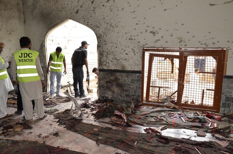 © Reuters. مقتل 20 وجرح أكثر من 50 في انفجار بمسجد شيعي في باكستان