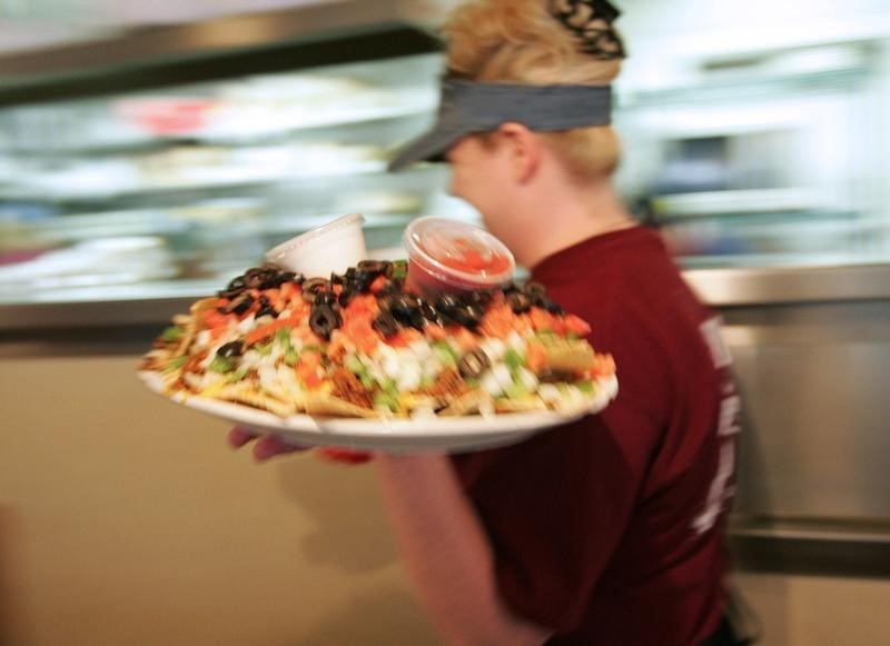 © Reuters. Waitress serves nachos at Tony's I-75 Restaurant in Birch Run