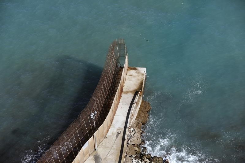 © Reuters. Al menos 6 muertos al naufragar una patera cerca de Melilla 