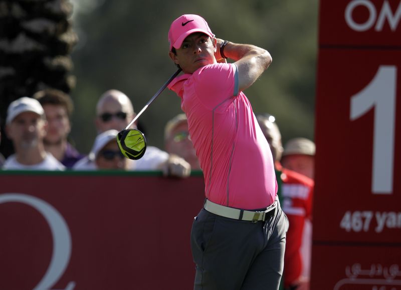 © Reuters. Rory McIlroy of Northern Ireland watches his tee shot on the 12th hole during the second round of the Dubai Desert Classic