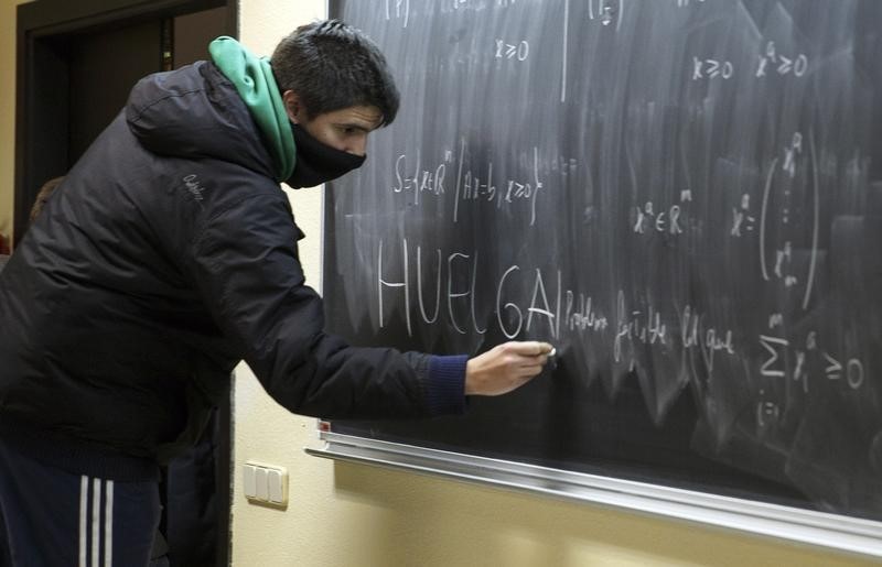 © Reuters. El Gobierno aprueba una reforma universitaria repudiada por los estudiantes