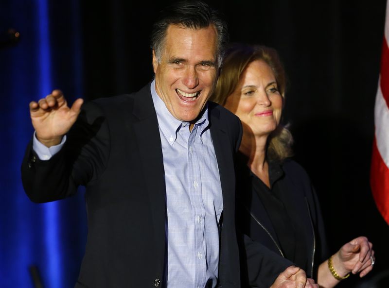 © Reuters. Former Republican presidential candidate Mitt Romney arrives with his wife Ann to speak at the Republican National Committee Winter Meeting in San Diego, California