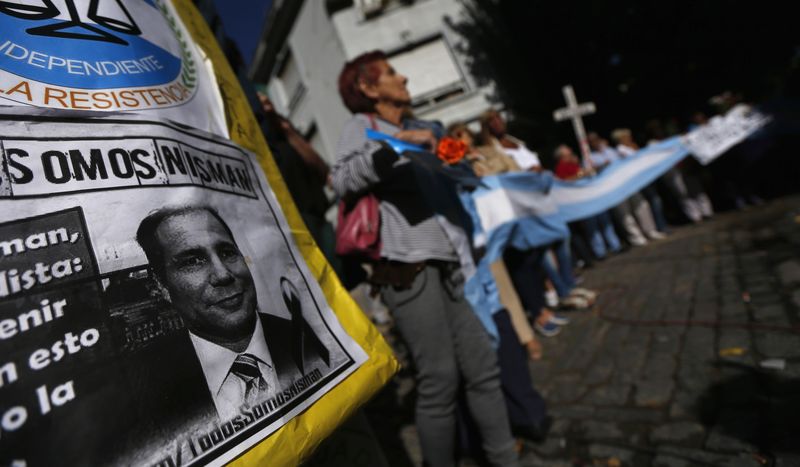 © Reuters. Imagem do procurador argentino Alberto Nisman durante manifestação em Buenos Aires após sua morte