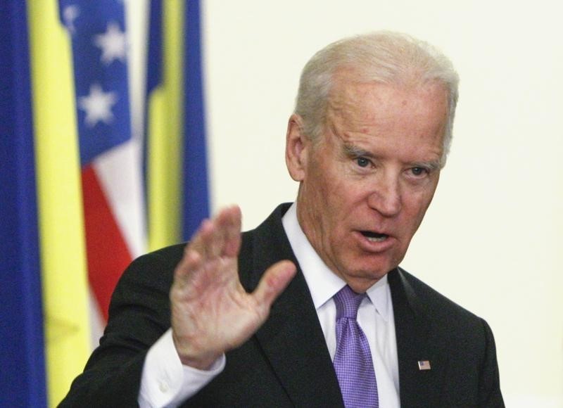 © Reuters. U.S. Vice President Biden gestures at a news conference with Ukraine's President Poroshenko in Kiev