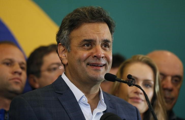 © Reuters. Senador Aécio Neves (PSDB-MG) discursa  em Belo Horizonte após divulgação dos resultados da eleição presidencial