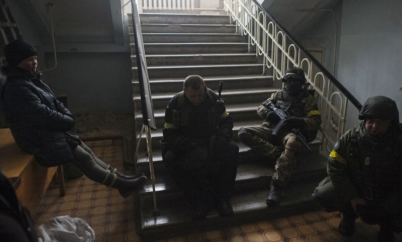 © Reuters. Members of the Ukrainian armed forces gather inside a school building in Debaltseve