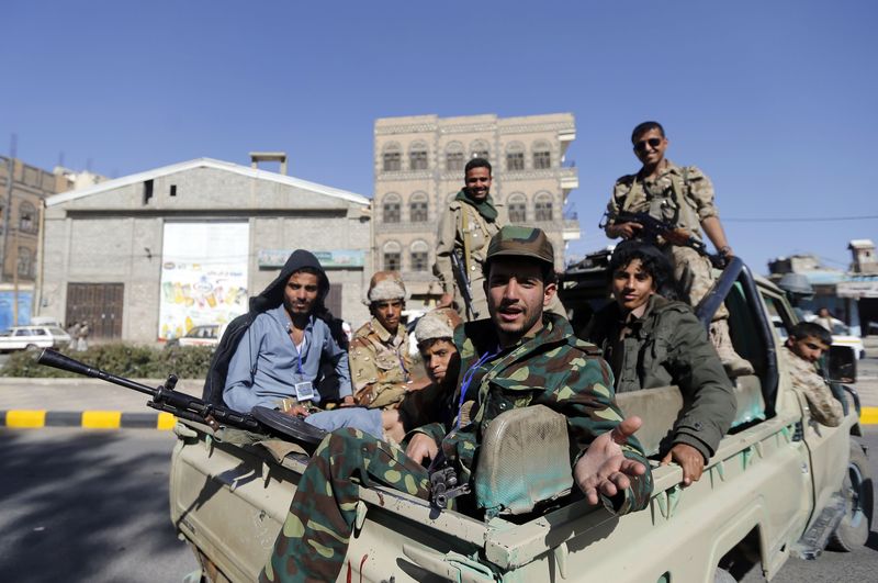 © Reuters. المشاكل تحيط بالاستراتيجية الأمريكية في اليمن بينما تستقطب القاعدة دعما