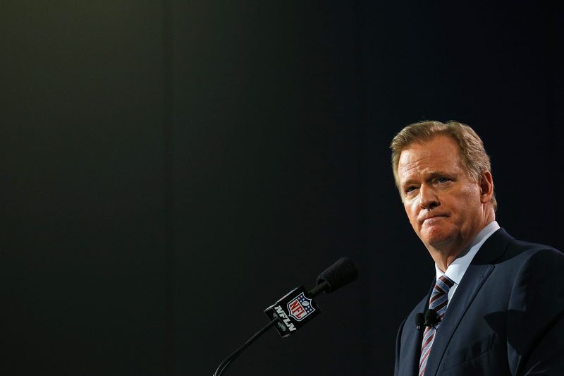 © Reuters. NFL Commissioner Roger Goodell listens to a question during a news conference ahead of Super Bowl XLIX in Phoenix