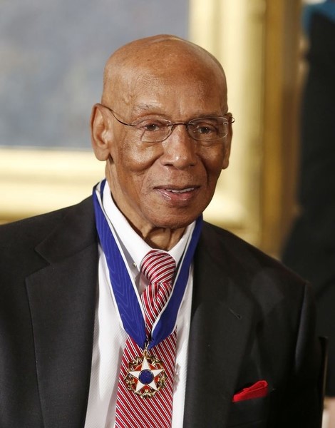 © Reuters. The Presidential Medal of Freedom is seen on baseball Hall of Fame player Ernie Banks at a ceremony in the East Room of the White House in Washington