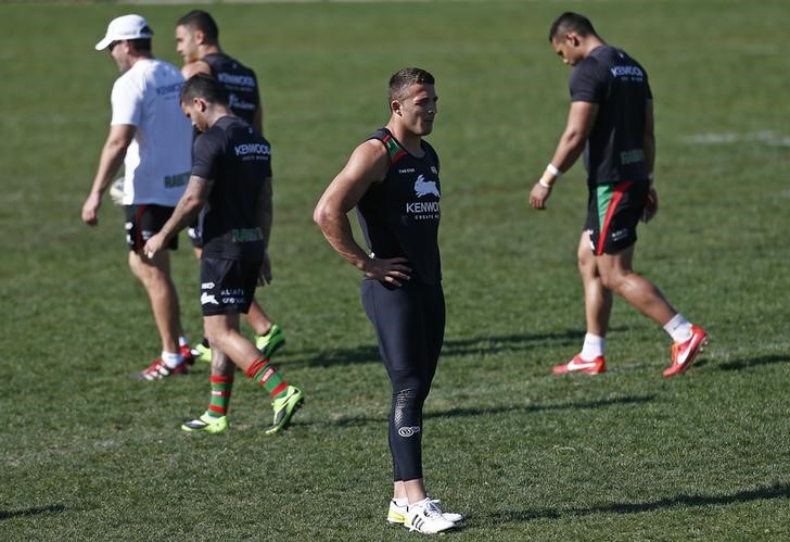 © Reuters. Sam Burgess attend a training session of the rugby league club 'Sydney Rabbitohs' in Sydney