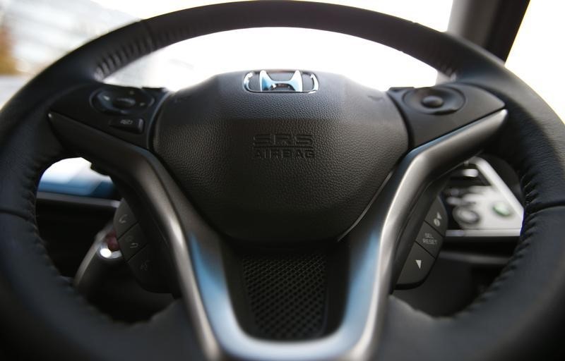 © Reuters. An airbag logo is seen on a steering wheel of Honda Motor Co's all-new hybrid sedan "Grace", which installed the airbag made by Takata Corp, during its unveiling event in Tokyo
